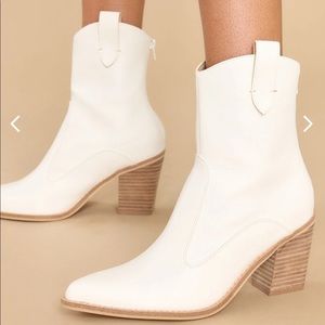 Made for Walking White Boots, Size 7.5 - perfect for brides!